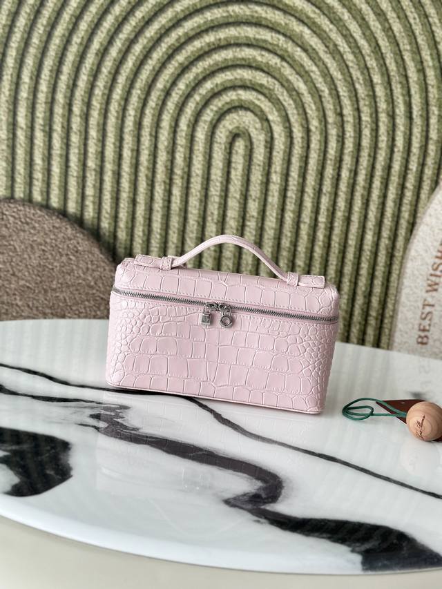 L19鳄鱼纹，粉色 二代扣 头层牛皮压纹 Extra pocket L19系列手提 斜挎包 不需要繁复设计的款式，简洁柔和的轮廓优雅耐看，像一只精美的化妆箱，小