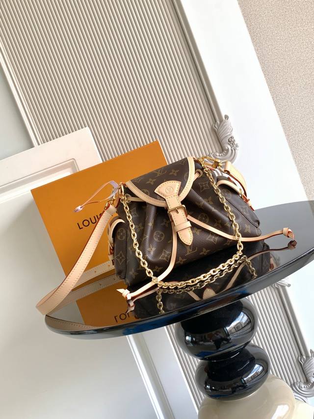 特级 动态芯片 é 手袋出自 早秋系列,以风尚日常设计致意品牌传承。耀目搭扣和可拆卸链条点亮 帆布包身,侧袋方便取放钥匙、口红等随身小物。 型号: M25085 特级 动态芯片 é 手袋出自 早秋系列,以风尚日常设计致意品牌传承。耀目搭扣和可拆卸链条点亮 帆布包身,侧袋方便取放钥匙、口红等随身小物。 型号: M25085