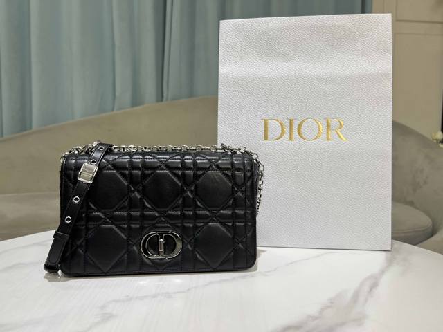 顶级原单中号[大藤格]黑色 银扣 这款Soft Dior Caro 手袋是二零二五秋季成衣系列新品，柔软廓形融合时尚气质与典雅魅力。采用奢华黑色羊皮革精心制作，