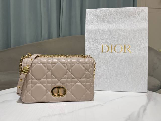 顶级原单中号[大藤格]杏色 这款Soft Dior Caro 手袋是二零二五秋季成衣系列新品，柔软廓形融合时尚气质与典雅魅力。采用奢华杏色羊皮革精心制作，饰以超