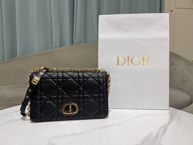 顶级原单中号[大藤格]黑色 这款Soft Dior Caro 手袋是二零二五秋季成衣系列新品，柔软廓形融合时尚气质与典雅魅力。采用奢华黑色羊皮革精心制作，饰以超
