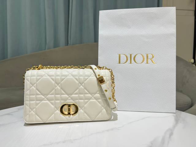 顶级原单中号[大藤格]白色 这款Soft Dior Caro 手袋是二零二五秋季成衣系列新品，柔软廓形融合时尚气质与典雅魅力。采用奢华白色羊皮革精心制作，饰以超