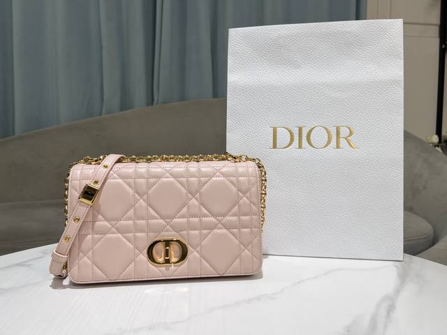 顶级原单中号[大藤格]粉色 这款Soft Dior Caro 手袋是二零二五秋季成衣系列新品，柔软廓形融合时尚气质与典雅魅力。采用奢华粉色羊皮革精心制作，饰以超
