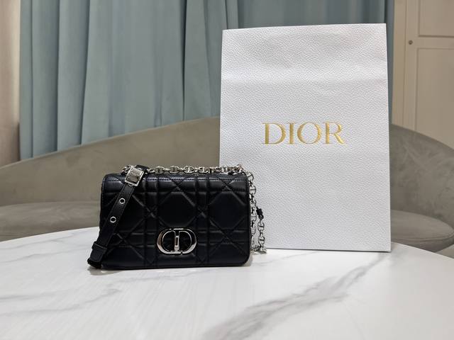 顶级原单小号[大藤格]黑色 银扣 这款 Soft Dior Caro 手袋是二零二五秋季成衣系列新品，柔软廓形融合时尚气质与典雅魅力。采用奢华黑色羊皮革精心制作