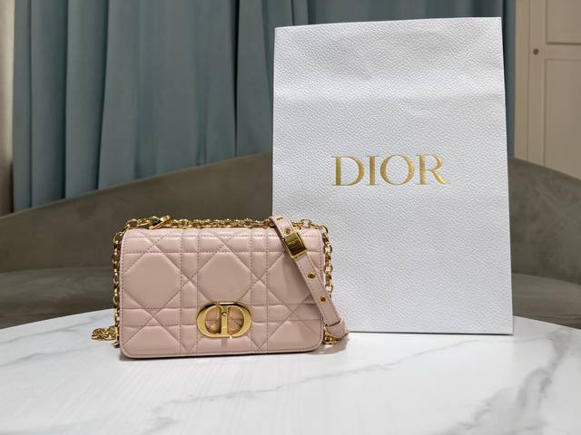 顶级原单小号[大藤格]粉色 这款 Soft Dior Caro 手袋是二零二五秋季成衣系列新品，柔软廓形融合时尚气质与典雅魅力。采用奢华粉色羊皮革精心制作，饰以