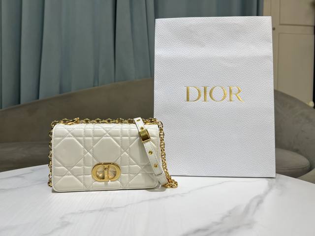 顶级原单小号 [大藤格]白色 这款 Soft Dior Caro 手袋是二零二五秋季成衣系列新品，柔软廓形融合时尚气质与典雅魅力。采用奢华奶白色羊皮革精心制作，