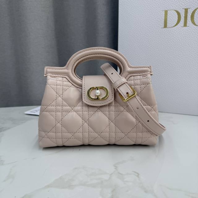 顶级原单这款 Dior Jolie Top Handle 迷你链条手袋是二零二六早春成衣系列新品,呈现出优雅实用的设计。采用胭脂粉色羊皮革精心制作,饰以藤格纹, 顶级原单这款 Dior Jolie Top Handle 迷你链条手袋是二零二六早春成衣系列新品,呈现出优雅实用的设计。采用胭脂粉色羊皮革精心制作,饰以藤格纹,