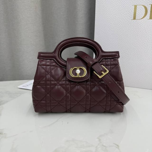 顶级原单这款 Dior Jolie Top Handle 迷你链条手袋是二零二六早春成衣系列新品,呈现出优雅实用的设计。采用酒红色羊皮革精心制作,饰以藤格纹,翻 顶级原单这款 Dior Jolie Top Handle 迷你链条手袋是二零二六早春成衣系列新品,呈现出优雅实用的设计。采用酒红色羊皮革精心制作,饰以藤格纹,翻