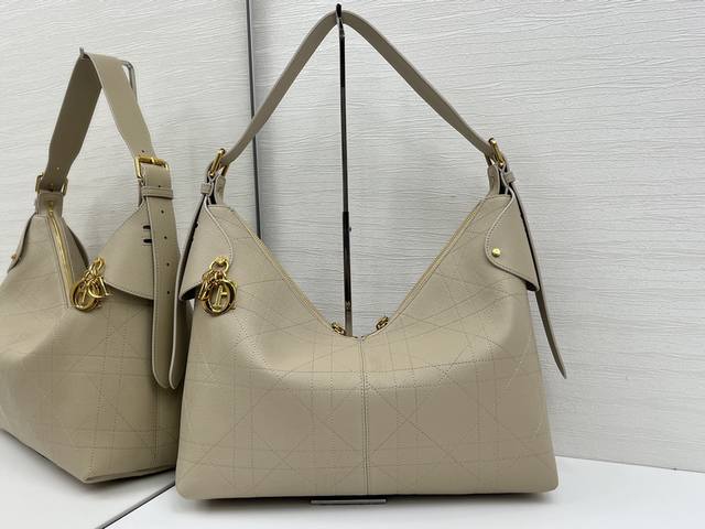 顶级原单这款 Dior Voyage 手袋是二零二六早春成衣系列新品,融合柔软线条和高雅的细节,打造协调的廓形。采用杏色粒面牛皮革精心制作,饰以扁平超大藤格纹缉 顶级原单这款 Dior Voyage 手袋是二零二六早春成衣系列新品,融合柔软线条和高雅的细节,打造协调的廓形。采用杏色粒面牛皮革精心制作,饰以扁平超大藤格纹缉