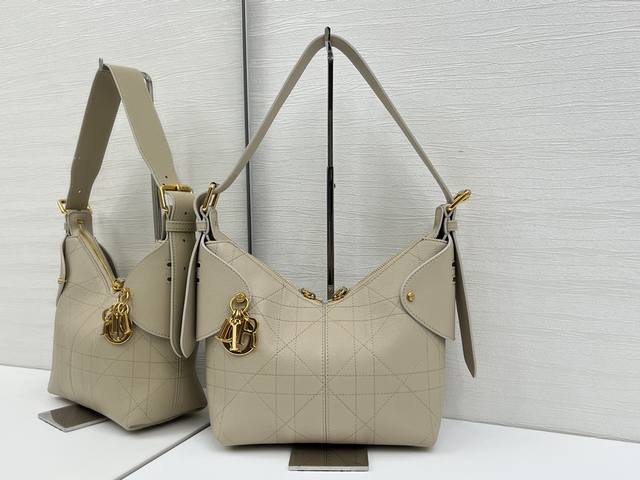 顶级原单这款 Dior Voyage 手袋是二零二六早春成衣系列新品，融合柔软线条和高雅的细节，打造协调的廓形。采用杏色粒面牛皮革精心制作，饰以扁平超大藤格纹缉