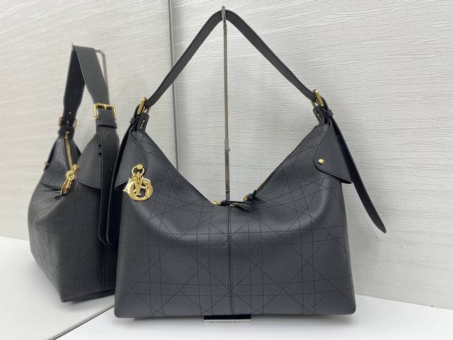 顶级原单这款 Dior Voyage 手袋是二零二六早春成衣系列新品,融合柔软线条和高雅的细节,打造协调的廓形。采用黑色粒面牛皮革精心制作,饰以扁平超大藤格纹缉 顶级原单这款 Dior Voyage 手袋是二零二六早春成衣系列新品,融合柔软线条和高雅的细节,打造协调的廓形。采用黑色粒面牛皮革精心制作,饰以扁平超大藤格纹缉