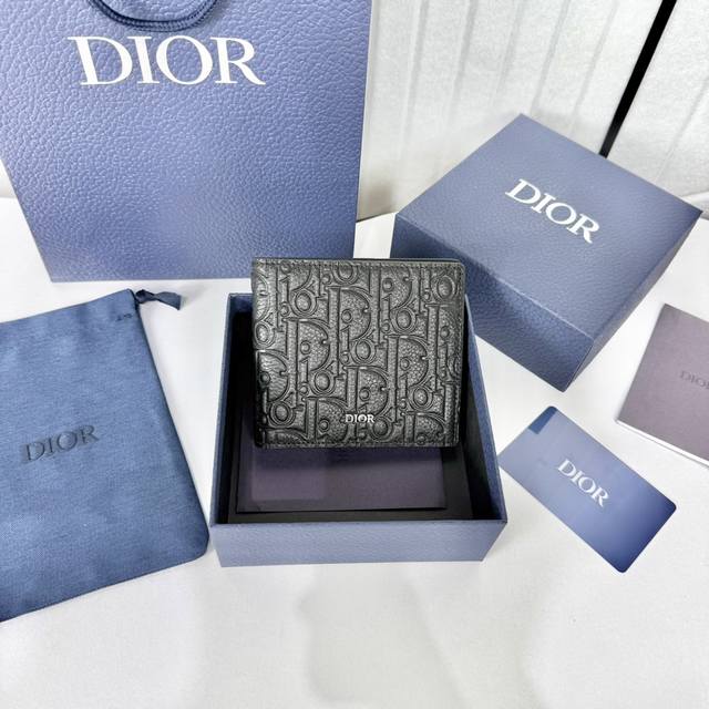 市场最高版本 原单品质 正品打版 保证进口头层牛皮,拒绝二层皮,拒绝超纤皮 双折钱包 黑色 Dior Gravity 印花效果皮革 编号: 2Esbh027Fl 市场最高版本 原单品质 正品打版 保证进口头层牛皮,拒绝二层皮,拒绝超纤皮 双折钱包 黑色 Dior Gravity 印花效果皮革 编号: 2Esbh027Fl