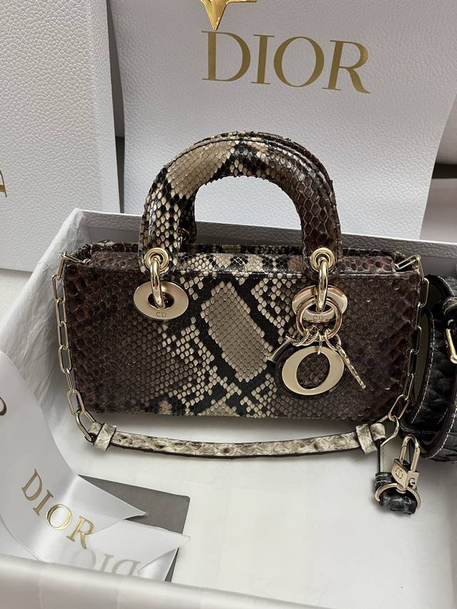 现货 Lady横版戴妃珍稀蛇皮闪亮登场,高雅又不失个性,非它莫属,科普一下每条蛇皮的纹路都是独一无二的,所以每个包的纹路都会有所不同,这是真蛇皮的特点,大家要认 现货 Lady横版戴妃珍稀蛇皮闪亮登场,高雅又不失个性,非它莫属,科普一下每条蛇皮的纹路都是独一无二的,所以每个包的纹路都会有所不同,这是真蛇皮的特点,大家要认