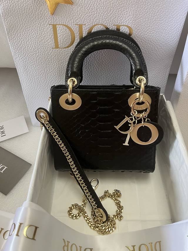 现货 Lady戴妃三格珍稀蛇皮闪亮登场，高雅又不失个性，非它莫属，科普一下每条蛇皮的纹路都是独一无二的，所以每个包的纹路都会有所不同，这是真蛇皮的特点，大家要认