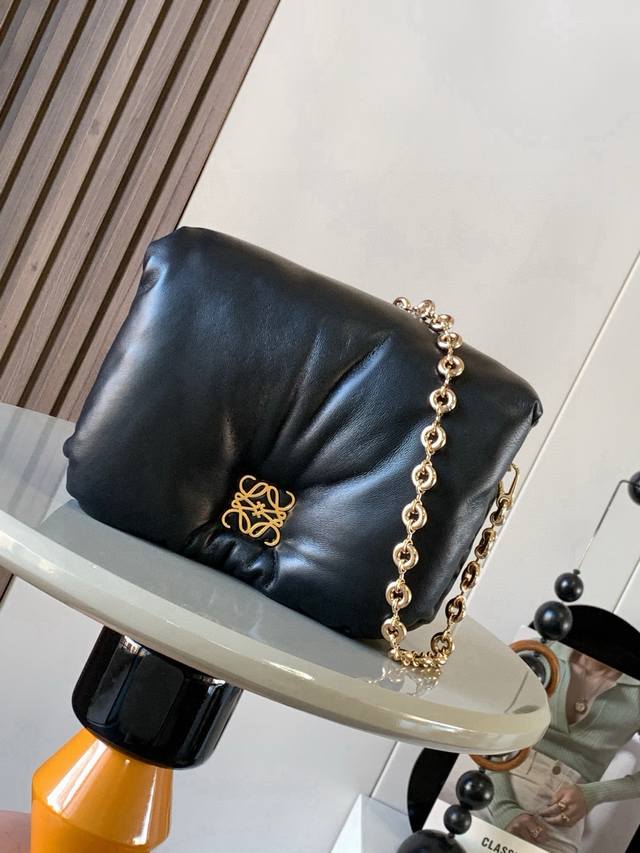 原厂皮 闪亮纳帕羊皮革 puffer Goya 手袋 puffer Goya 受到了 Goya 美学和关键细节的启发通过带有鹅毛衬垫的闪亮纳帕羊皮革带来了全新的 原厂皮 闪亮纳帕羊皮革 puffer Goya 手袋 puffer Goya 受到了 Goya 美学和关键细节的启发通过带有鹅毛衬垫的闪亮纳帕羊皮革带来了全新的