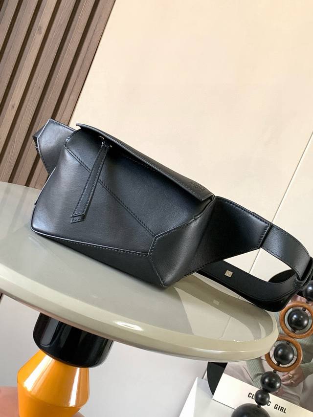 原厂皮 新款迷你号经典牛皮革 puzzle 腰包长方体形状和精确的切割技术创造了puzzle 独特的几何线条这款小迷你号腰包采用经典牛皮革制成皮质柔软轻便，造型