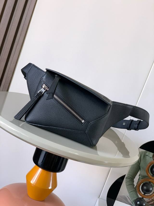 原厂皮 新款迷你号经典牛皮革 puzzle 腰包长方体形状和精确的切割技术创造了puzzle 独特的几何线条这款小迷你号腰包采用经典牛皮革制成皮质柔软轻便，造型