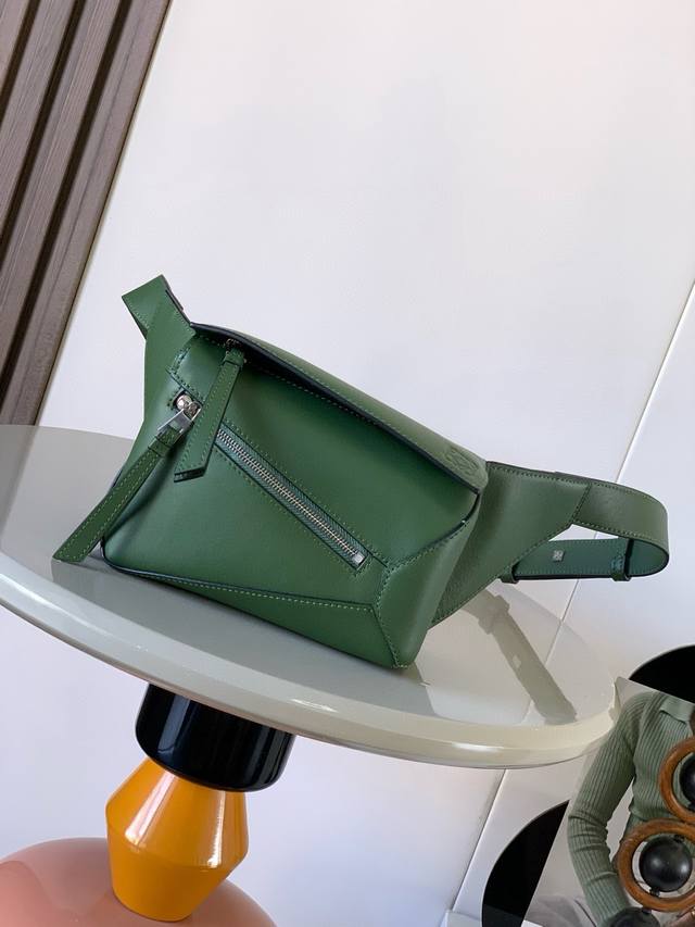 原厂皮 新款迷你号经典牛皮革 puzzle 腰包长方体形状和精确的切割技术创造了puzzle 独特的几何线条这款小迷你号腰包采用经典牛皮革制成皮质柔软轻便，造型