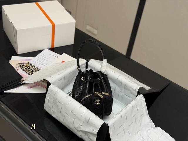 配包装 香奈儿22B天花板小包包就是它 黑色荔枝纹牛皮链条Mini小水桶 这支是Mini的大小 包身全部采用荔枝牛皮材质 耐磨耐久 亮且软 自重很轻 五金依旧是 配包装 香奈儿22B天花板小包包就是它 黑色荔枝纹牛皮链条Mini小水桶 这支是Mini的大小 包身全部采用荔枝牛皮材质 耐磨耐久 亮且软 自重很轻 五金依旧是