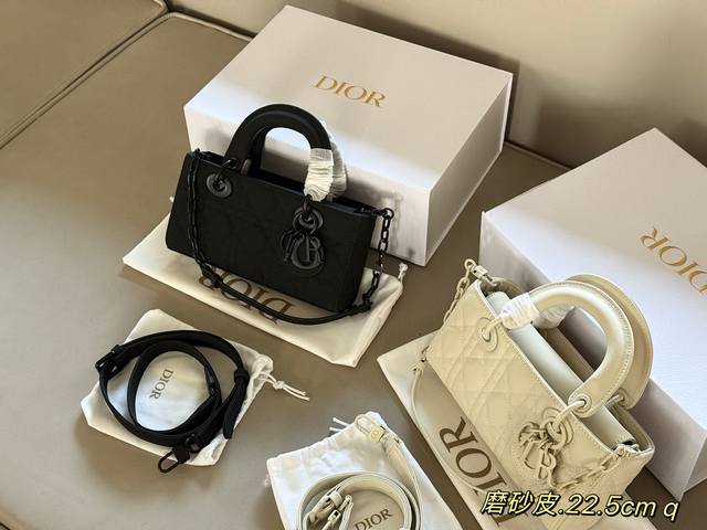 配盒 Size：22.5*12Cm D家 戴妃 磨砂皮 拿在手上和肩背都很简约大气哦！ 奶呼呼看起来就心旷神怡！