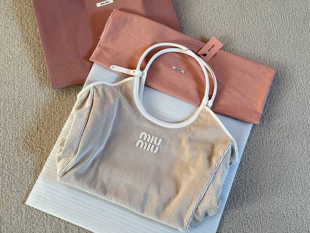 配盒 Size：38底 55上宽*30高 Miu家今年新出的托特 好好看！ 实物很好看 又轻便容量又大颜值在线！