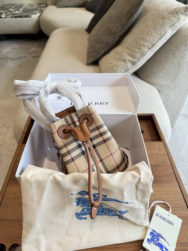 年底到了。2快来-只Burberr发财桶到发财 水桶包,选用涂层棉质混纺面料打造。于意大利工坊精制而成。 秋冬必备百搭斜挎包. 满满的高级感,时尚女士必备。 商 年底到了。2快来-只Burberr发财桶到发财 水桶包,选用涂层棉质混纺面料打造。于意大利工坊精制而成。 秋冬必备百搭斜挎包. 满满的高级感,时尚女士必备。 商