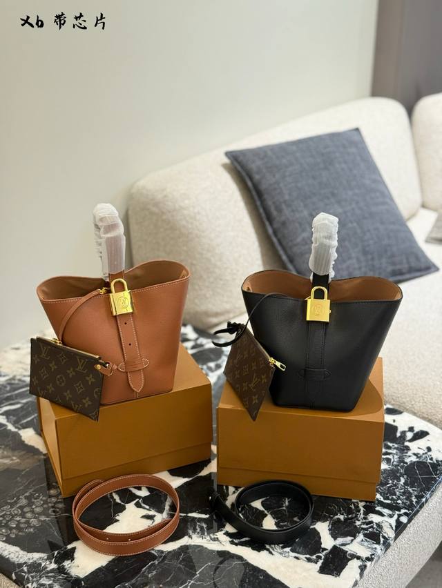 Iv新款Lowkey黑色Allinbb 采用粒面牛皮革打造立体包型，耐磨又能装。 做旧金属件+Lv挂锁点缀复古质感 可拆卸Monogram口袋增加搭配趣味。 单