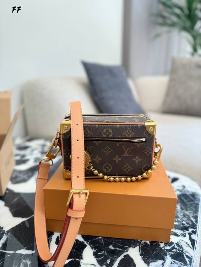 新款小箱子 Mini Soft Trunk M14729 复古 迷你软行李箱由Monogram涂层帆布制成，带有天然牛皮装饰。它以金色球链和刻有“Louis V