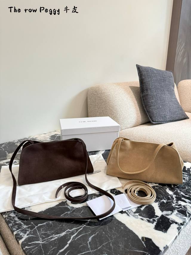 极简Row风包包用到80岁都不会腻 高级简单耐看好搭配不易过时 极简又有质感拿出手都不会掉价 颜值搭配率背上的舒适度都很能打 两根肩带可拆卸单肩手拎斜挎都可以