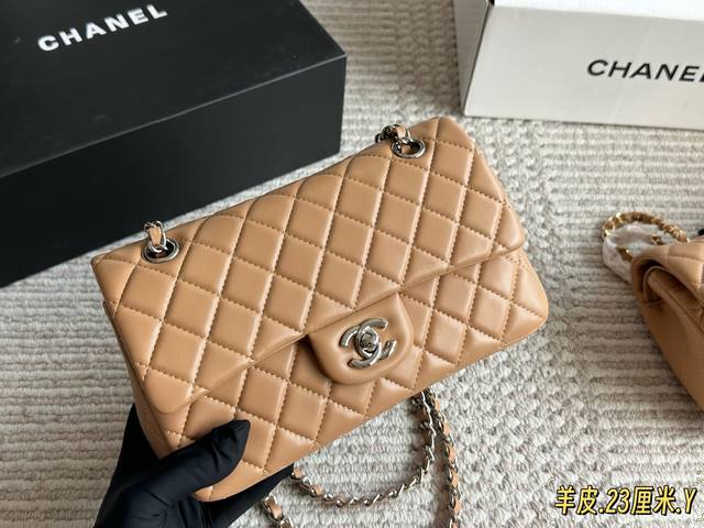 羊皮 配全套包装 Size：23Cm 小香家 Cf我们一直很用心在做 秒杀其他市面上的货 羊皮 升级版 很舒服的一种！ 不管您是谁 稳稳Hold住哦