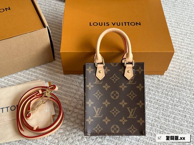 配盒 Size：14×17×5Cm L家 迷你购物袋 Lv 琴谱包出货 高订黄皮！升级版！ 配长肩带斜挎可以手提 一上身就秒爱上它！ 搜索Lv 琴谱