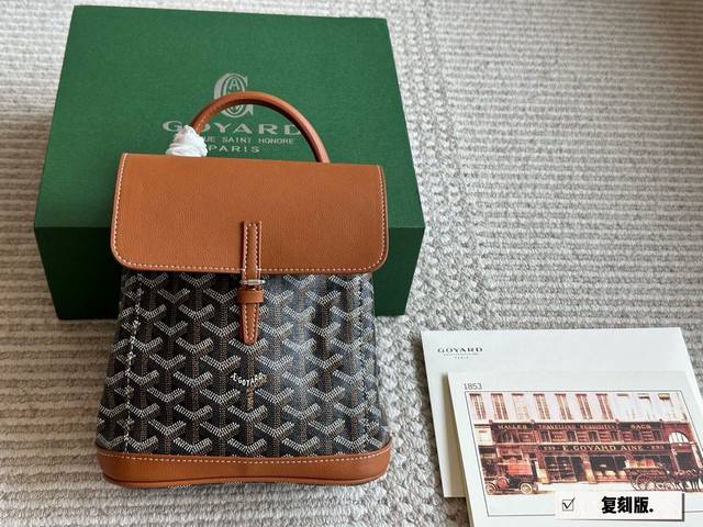 配皮 Size：20*23Cm 背不腻的Alpin Mini Goryar D戈雅双肩包 自重很轻哦！ 背法也可以随意切换 Mini Size上身的休闲时髦感