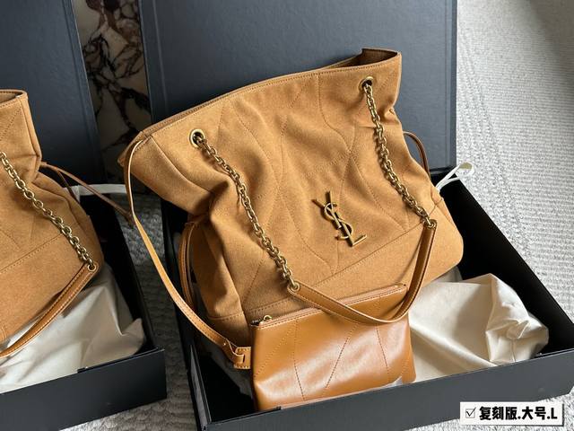 圣罗兰新品Jamie手袋，松弛有度的时尚，Ysl新品Jamie大号手袋，手袋的精致设计，不仅能够完美收纳你的日常所需，更是一种生活态度的展现。松弛有度，既不失优