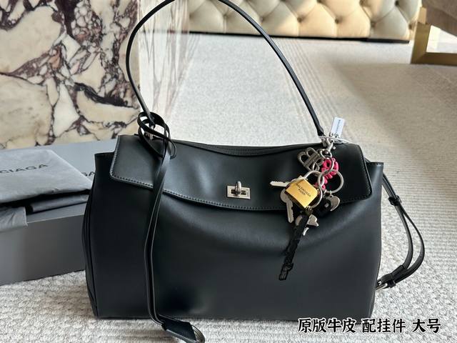 配挂件 原版皮 配挂件配礼盒 Size：35*23Cm 巴黎世家新款Rodeo大廓形包包 柔软的大廓形包包 上身慵懒感立刻Get、 真的很喜欢又方便又酷的超实用