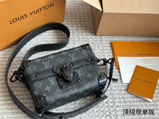 顶级原单 新款男包Soultrunk盒子包 软盒子包上身超酷,手拎斜挎都可以, 日常通勤必备,时尚百搭 肩带可拆卸,可调节 尺寸19*15*7Cm双盒 顶级原单 新款男包Soultrunk盒子包 软盒子包上身超酷,手拎斜挎都可以, 日常通勤必备,时尚百搭 肩带可拆卸,可调节 尺寸19*15*7Cm双盒