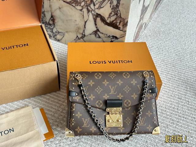 配盒 Size：25Cm L家 新款邮差包 老花邮差 每一年这个季节都要推一下！ 因为它太太好看！