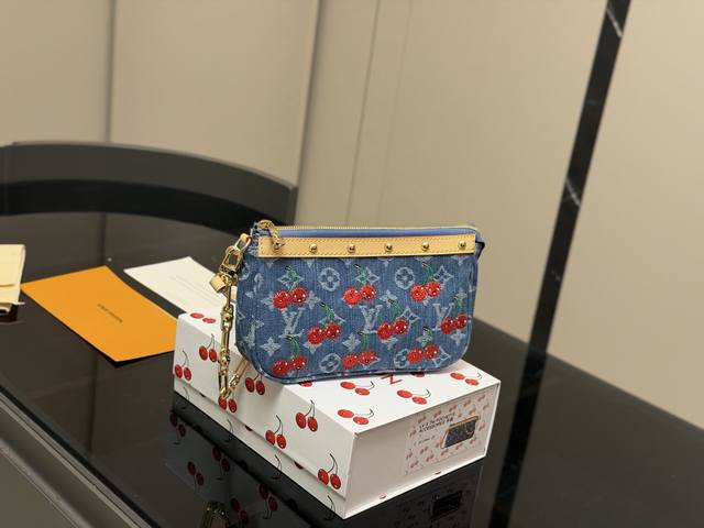 配折叠盒 Size:21.12Cm Lv 新晋爆款麻将 出道即巅峰 双肩带设计的麻将包 可斜挎可单肩可手提 可爱好用! 配折叠盒 Size:21.12Cm Lv 新晋爆款麻将 出道即巅峰 双肩带设计的麻将包 可斜挎可单肩可手提 可爱好用!