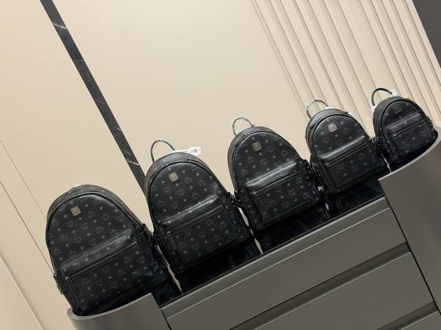 Mcm经典双肩包 立体而自然 对花剪裁 以中轴为对称中心线的上线倒向对称， 十分完整完美， 尤其包型 超有弧度感的！ 尺寸: 20*18Cm 迷你 21*27C