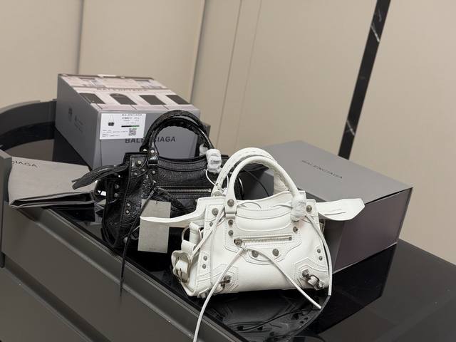 配全套包装 Size: 26.16Cm 巴黎世家新款机车大廓形包包 柔软的大廓形包包 上身慵懒感立刻Get、 真的很喜欢又方便又酷的超实用大包