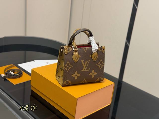 折叠盒 Size：18*15Cm Lv 迷你Onthego也太可爱了吧！ 小小的一支但是容量很大哦 Max完全没问题