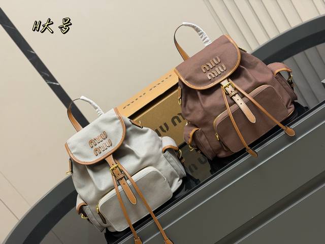 配盒 Size：27.33Cm 今年Miumiu赢麻了 难得碰见有这只双肩包 甜飒酷女总裁值得拥有！ Miumiu太懂少女心啦