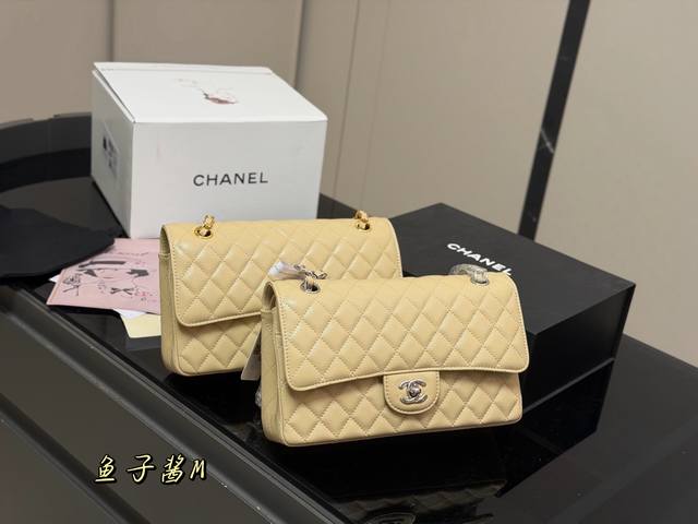 配折叠盒飞机盒 Size:25Cm 香奈儿 Cf我们一直很用心在做 秒杀其他市面上的货 顶级原单鱼子酱 很舒服的一种！ 不管您是谁 稳稳Hold住哦 四季必备单