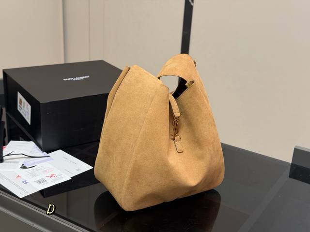 配折叠盒 Ysl圣罗兰水桶Hobo Saint Laurent将于本月陆续上新 延续Ysl女郎的优雅独立气质。 全新Gaby手袋采用 尺寸: 28.28Cm 配折叠盒 Ysl圣罗兰水桶Hobo Saint Laurent将于本月陆续上新 延续Ysl女郎的优雅独立气质。 全新Gaby手袋采用 尺寸: 28.28Cm