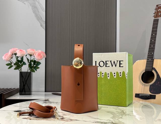 配礼盒 罗意威Loewe 发财桶 通勤包王 我看谁还没有! 极简风大气又高级 简约的几何造型几乎找不到 Logo 漫不经心的时髦感瞬间拉满 这不就是今年流行的“ 配礼盒 罗意威Loewe 发财桶 通勤包王 我看谁还没有! 极简风大气又高级 简约的几何造型几乎找不到 Logo 漫不经心的时髦感瞬间拉满 这不就是今年流行的“