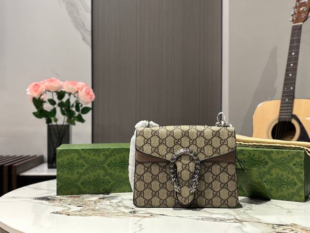 百搭时髦还得是Gucci啊 Gucci小号酒神不愧是万年经典款 真滴好百搭~ 任何风格都能轻松拿捏4 经典老花拼红色复古又时髦+ 谁还不心动啊20Cm