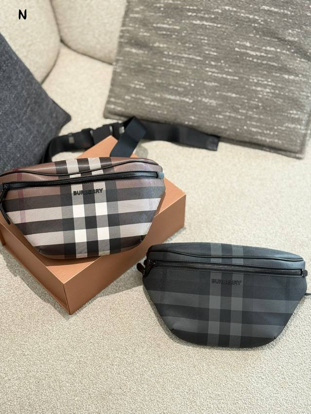 巴宝莉腰包 可盐可甜的斜挎包 男女同款 Burberry最新桦木棕格纹腰包,呈现标志性格纹设计,装饰皮革边饰及品牌徽标。可用背带斜挎或系于腰部。#包包合集 #男 巴宝莉腰包 可盐可甜的斜挎包 男女同款 Burberry最新桦木棕格纹腰包,呈现标志性格纹设计,装饰皮革边饰及品牌徽标。可用背带斜挎或系于腰部。#包包合集 #男