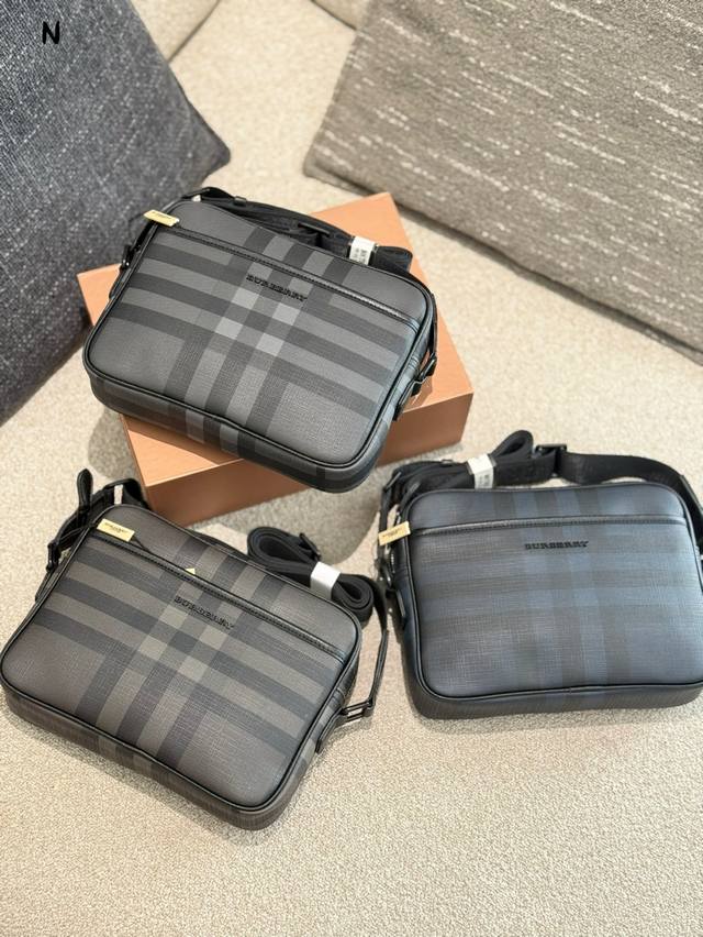 Burberry 博柏利 格纹印花休闲单肩包 采用经典的Vintage格纹,辨识度高,复古英伦风格浓郁,包袋的格纹设计严谨细致,拼接处格纹走向对称流畅 ,凸显品 Burberry 博柏利 格纹印花休闲单肩包 采用经典的Vintage格纹,辨识度高,复古英伦风格浓郁,包袋的格纹设计严谨细致,拼接处格纹走向对称流畅 ,凸显品