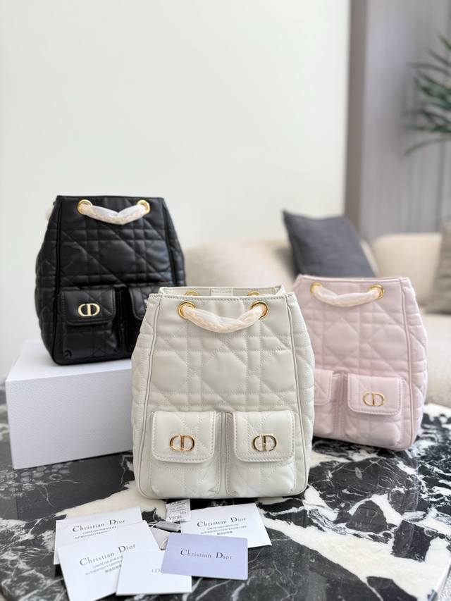 原版牛皮 Dior 这两季的全新包型,从单肩包到双肩包 分别来自 25秋冬、26早春系列 的四款手袋,单肩包、双肩包都挺百搭实用。 原版牛皮 Dior 这两季的全新包型,从单肩包到双肩包 分别来自 25秋冬、26早春系列 的四款手袋,单肩包、双肩包都挺百搭实用。