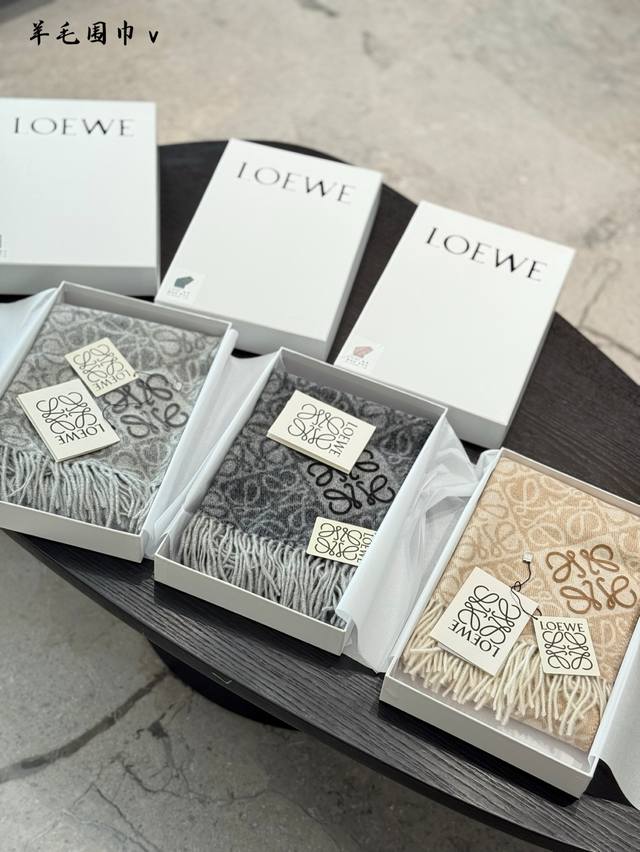 浮雕围巾 不愧是罗意威Loewe真美呀 罗意威新款浮雕围巾太好看了呀 经典又精致