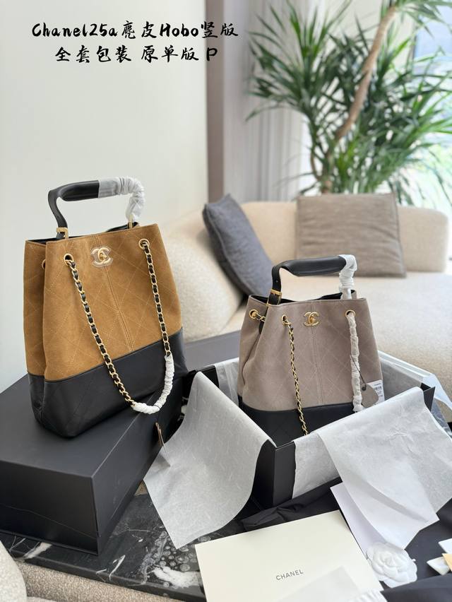 Chanel25A竖版麂皮托特 这只包看起来越来越喜欢 竖版的更适合手提纯皮真的越看越耐看 尺寸33X29X11Cm 复古风满满还可以搭配小挂件换个风格 配盒子